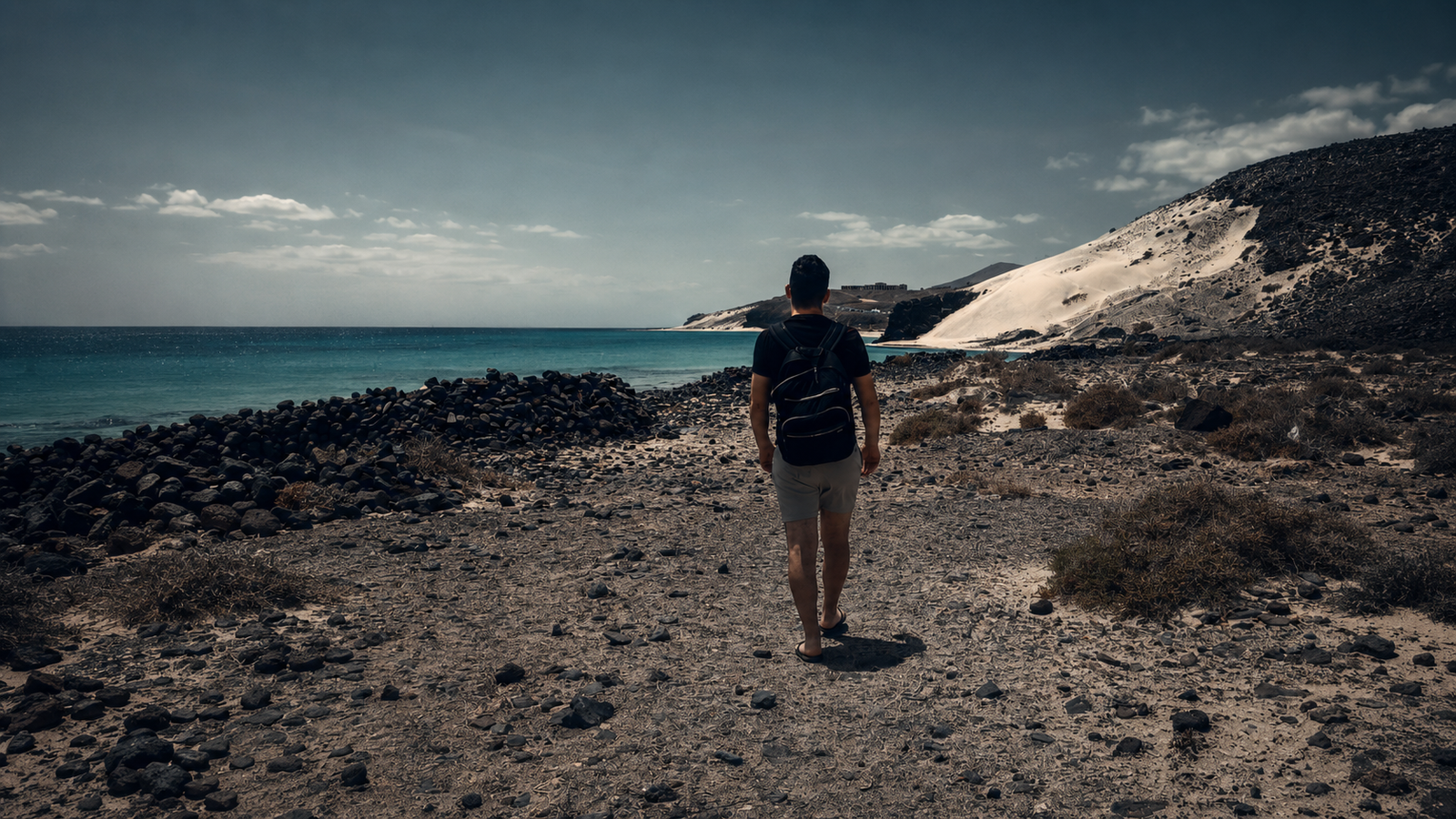 Caminando por un paisaje costero como símbolo del paso del tiempo y una nueva etapa