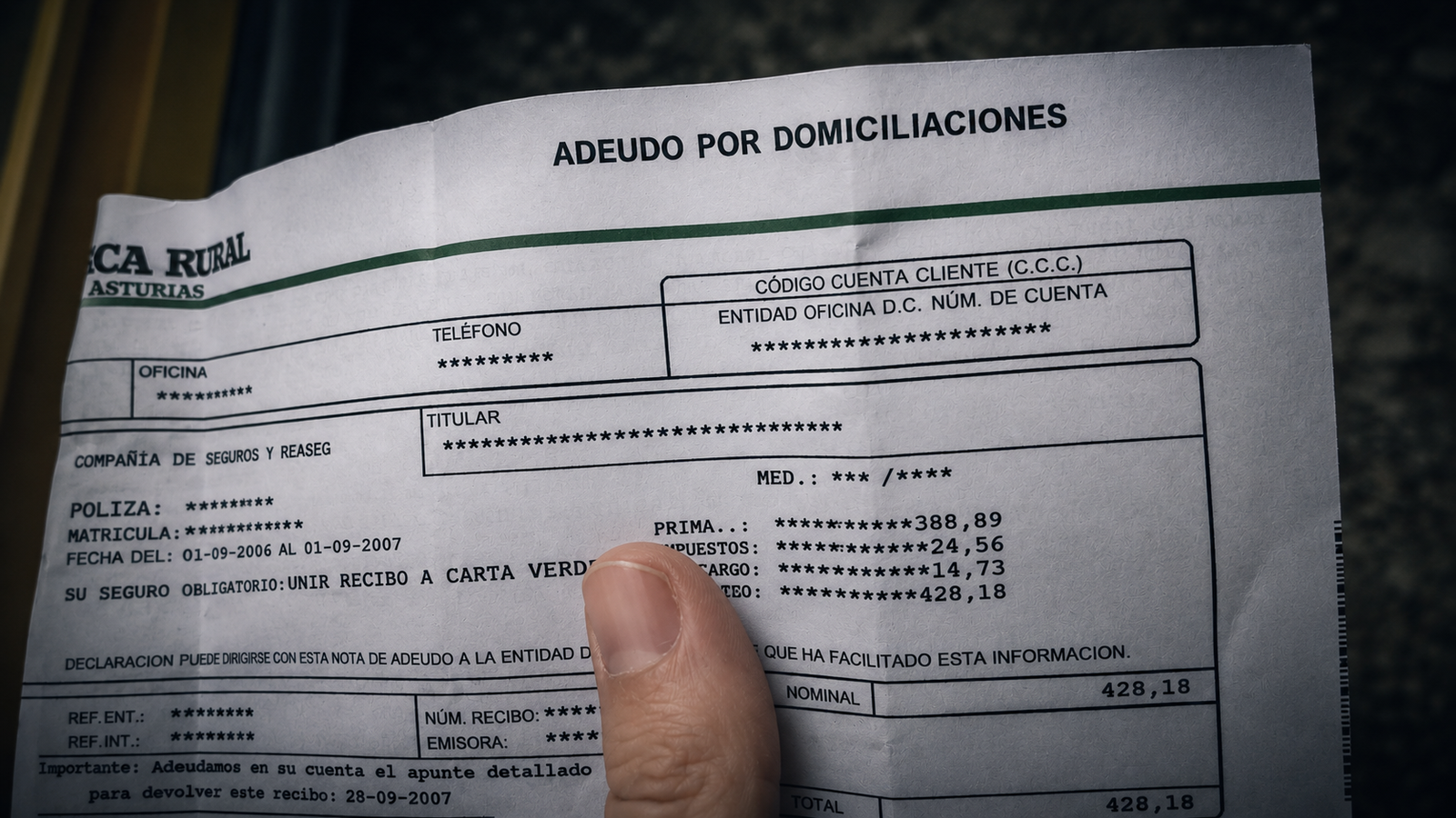 Recibo bancario antiguo como símbolo de gastos inesperados y necesidad de liquidez