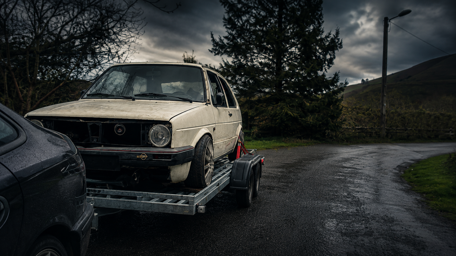 Coche clásico incompleto transportado en remolque antes de comenzar un proyecto de restauración