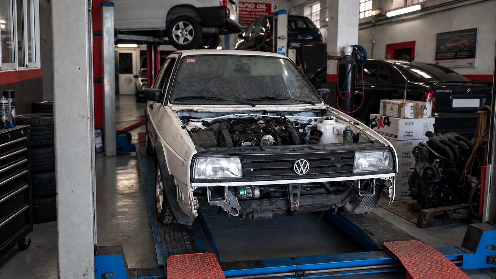 Volkswagen Jetta en el taller durante un proyecto de restauración