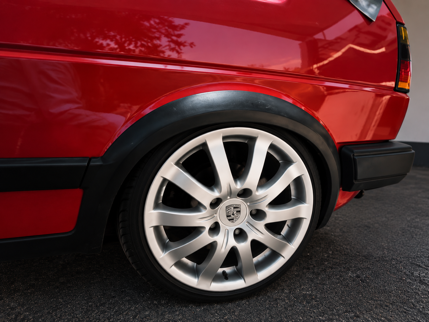 Detalle de llanta Porsche montada en un Volkswagen Golf Mk2