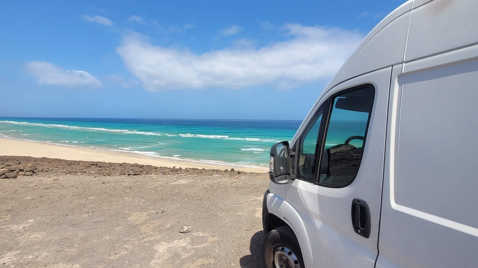 Furgoneta de transporte frente al mar en Fuerteventura, símbolo del cambio de etapa profesional